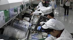 Trabajadoras chinas en la cadena de producción de Foxconn. /Afp/