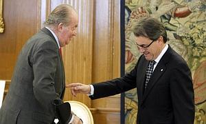 El Rey saluda Artur Mas en La Zarzuela. / Efe/