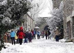 Un grupo de peregrinos a su paso, ayer, por O Cebreiro (Lugo). / Efe/