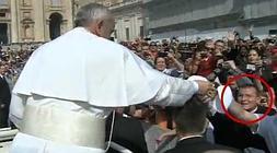 El Papa intercambia su solideo con otro cura, al que ayudaba un joven./ Youtube/