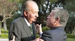 Don Juan Carlos y Abdalá II se funden en un abrazo, ayer. :: EFE/