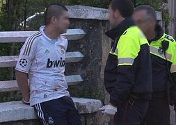 El presunto homicida, ante dos agentes de la Policía Municipal. /Luis Calabor/