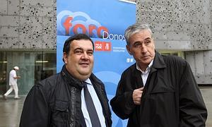 El edil del PSE Ernesto Gasco junto a Ramón Jáuregui. /Efe/