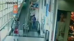 Momento en el que el carro de la compra cae a toda velocidad. / Youtube/