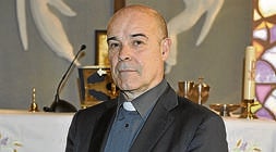 Caracterizado como el padre Ángel. /Mediaset/