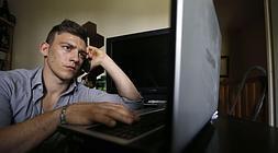 Encontrar trabajo en Internet requiere tiempo y sumergirse en las redes sociales./ EL CORREO/