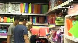 Una madre comprando material escolar./ Marta Madruga / Igor Gandiaga/