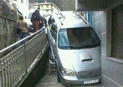 El vehículo se ha precipitado escaleras abajo. /Ignacio Pérez/