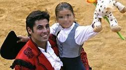 Francisco Rivera, con su hija, Cayetana, en brazos, al término de una corrida goyesca./ Efe/