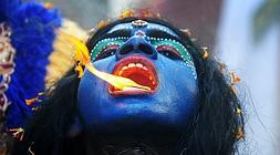 Un artista indio vestido como la diosa hindú Kali participa en una procesión./ Afp/