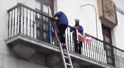 Momento en el que los Bizardunak proceden a retirar las dos banderas./ Youtube/