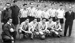 LOS 'ONCE ALDEANOS'. Orue, tercero por la izquierda de pie, formó parte del legendario equipo del Athletic que en 1958 ganó la Copa que se disputó en el Santiago Bernabéu y frente al Real Madrid. / MANU CECILIO/