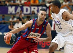 Juan Carlos Navarro intenta superar a Louis Bullock en la pasada final de la Liga ACB. / I. AIZPURU/