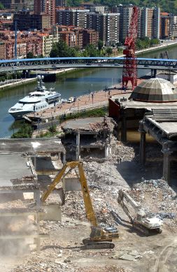 PASADO Y PRESENTE. El yate junto a lo que queda de la Feria de Muestras. / JORDI ALEMANY/