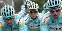 VINOKOUROV, con sus compañeros del Astana ayer durante un entrenamiento en la capital inglesa. / REUTERS/