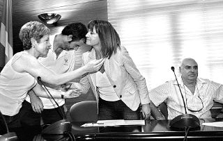 Alcaldesa. Enma Calzada, en el centro, recibe felicitaciones. / m. l./