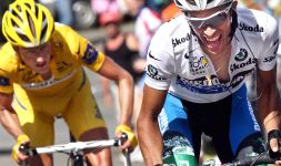 ESFUERZO. Rasmussen aguanta los ataques del español Alberto Contador, que probó al líder en las rampas de Peyresourde. / AFP/