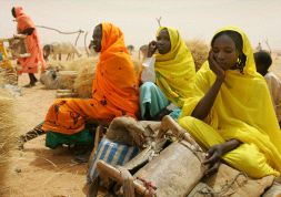 ESPERA. En Jugu Jugo, al norte de Darfur, no funcionan tres de los cuatro pozos de agua. / AFP/