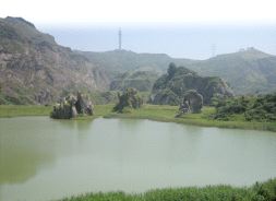 UN LAGO en la mina Parkotza. Los socavones rellenos de agua conforman un paisaje alucinante. / ANDER IZAGIRRE/