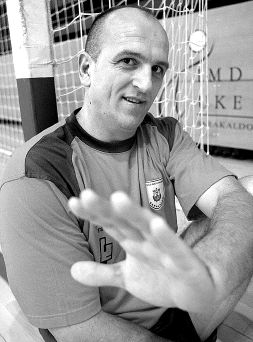 EN CASA. 'Boban' posa en Lasesarre antes de entrenar. / P. URRESTI/