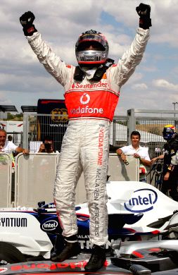 'POLE' FRUSTRADA. Alonso celebra su primer puesto en la calificación antes de ser sancionado. / AFP/