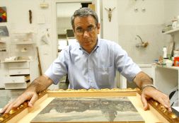 PERSPECTIVA. El artista Gerardo Armesto Larzábal observa un cuadro pintado por su padre. / JESÚS ANDRADE/