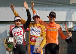 EL PODIO. De izquierda a derecha Carlos Sastre, Denis Menchov y Samuel Sánchez, los tres primeros clasificados en la Vuelta'07. / EFE/