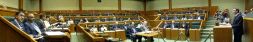 SIN AUSENCIAS. El Pleno del Parlamento vasco al completo atiende el discurso de Juan José Ibarretxe, con los dirigentes del grupo socialista Patxi López y José Antonio Pastor en primer plano. / FOTOS: IOSU ONANDIA E IGOR AIZPURU/