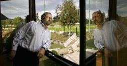 APASIONADO. Luis Solar posa en la ventana de su despacho de Lezama al término de la entrevista que concedió ayer a EL CORREO. / FERNANDO GÓMEZ/