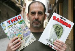 HUMOR. El dibujante Kini, con el último número del TMEO y el álbum de Piñata. / BLANCA CASTILLO/