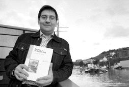 LABOR. Patxi Vargas muestra su libro en el puerto de Bermeo. / MAIKA SALGUERO/