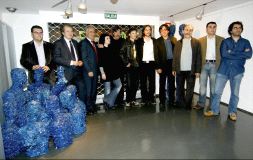 INAUGURACIÓN. Artistas noveles, consagrados y autoridades, ayer en el IRJ. / MIGUEL HERREROS/