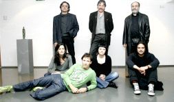 DIÁLOGO. Balanza, Cenzano y Navaridas posan de pie; Piorno, Urra e Iglesias, sentados y Azpurgúa, recostado ante una pieza de su padrino, Félix Reyes. / FOTOS: MIGUEL HERREROS/