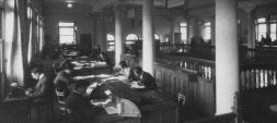 ANTES. En la clase de la tarde, los alumnos simulaban dirigir un banco, una naviera o una aseguradora./