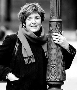 La escritora Mariasun Landa, en Bilbao. / LUIS ÁNGEL GÓMEZ/