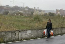 Una vecina pasa por el escenario de la polémica. / PEDRO URRESTI/