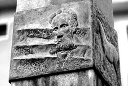 Estatua dedicada a Juan Venancio de Araquistain en Deba. / JULIO CALLEJA/