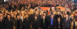 MANIFESTACIÓN. El Gobierno vasco en pleno, dirigentes de PNV, EA y EB y los tres condenados por el Tribunal Supremo encabezaron la marcha que recorrió en la tarde del sábado el centro de Bilbao. / BORJA AGUDO/