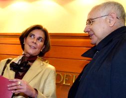 Esther Larrañaga departe con Juan Pablo González en una imagen de archivo. / TELEPRESS/