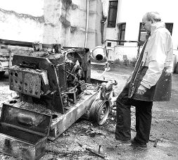 Imagen de la máquina limpiadora destruida en Markina. /M. SALGUERO/