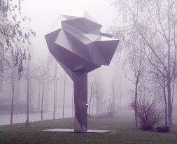 Imagen de la escultura del campus. / SOCIEDAD LANDAZURI/