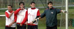 DANI ARANZUBIA da instrucciones durante un ejercicio el entrenamiento del lunes, en presencia de sus compañeros Orbaiz, Expósito y Cuellar. / MITXEL ATRIO/