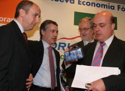 CANDIDATOS. Erkoreka, Beloki y Olabarria, ayer con Urkullu tras el desayuno informativo. / EFE/