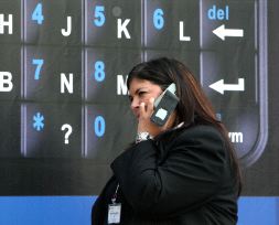 NOVEDADES. Una visitante de la feria de las comunicaciones de Barcelona habla por teléfono. / EFE/