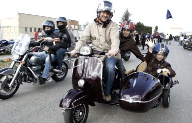 EN FAMILIA. También así se puede disfrutar de la moto, aunque sea preciso incorporar el sidecar para que entren todos. / AVELINO GÓMEZ./