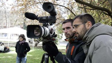 ACCIÓN. Aitor López de Aberásturi, a la derecha, estudia el encuadre para el rodaje del próximo plano de su cortometraje. / BLANCA CASTILLO/