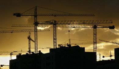 MENOS GRÚAS. Numerosos proyectos inmobiliarios están paralizados por falta de financiación. / AP/