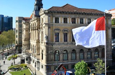 AYUNTAMIENTO. La bandera de Bilbao y, al fondo, junto al reloj, la de España y la ikurriña. / LUIS ÁNGEL GÓMEZ/
