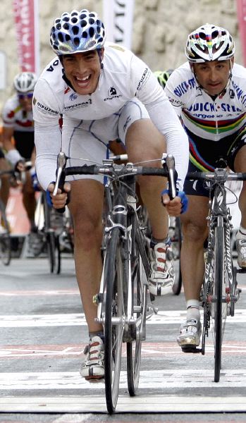 MALA SUERTE. Herrero, en una llegada junto a Bettini. / EFE/