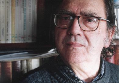 ENTRE LIBROS. El escritor Elías Amézaga, en 1996. / B. CORRAL/